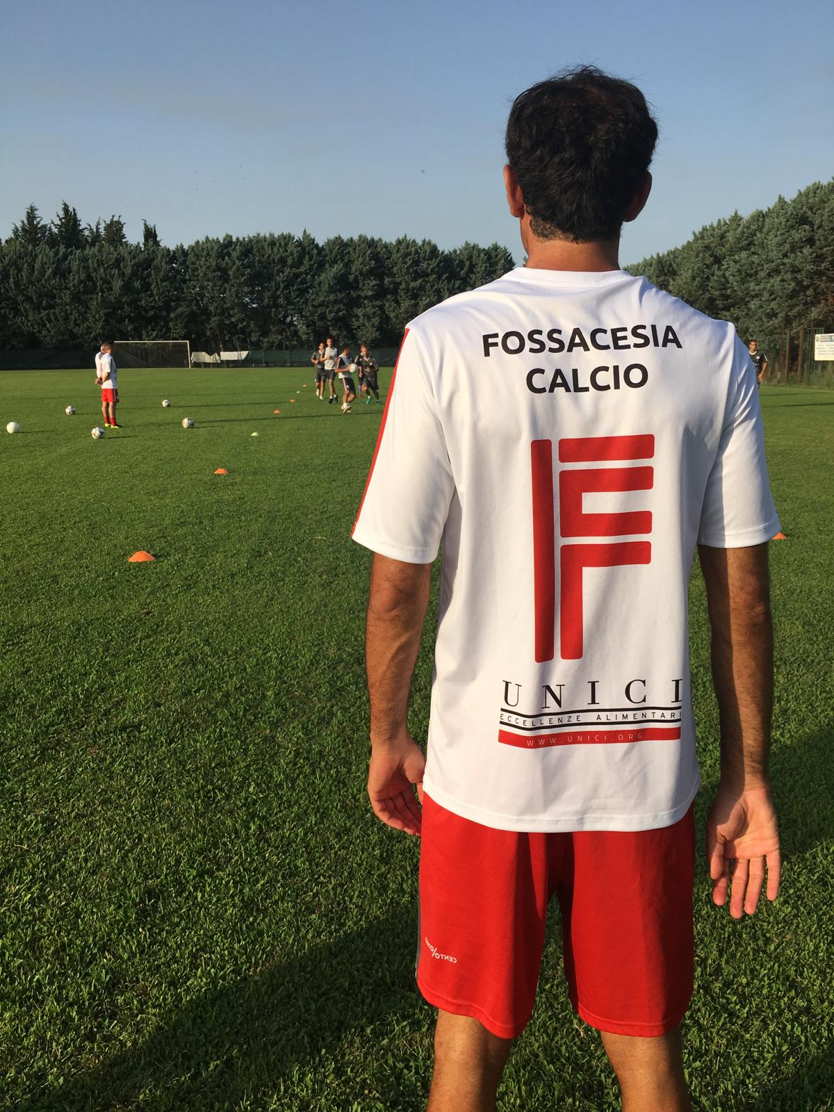 Un giocatore del Fossacesia Calcio in allenamento, visto di spalle, con la maglia bianca e il numero 13