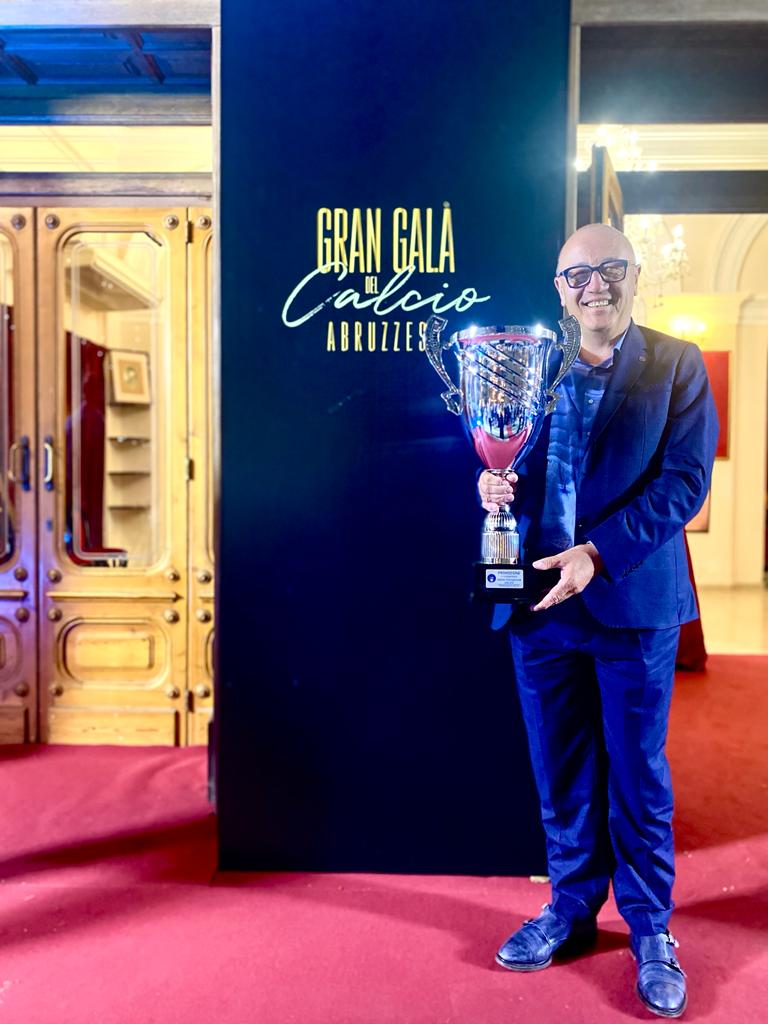 Giuseppe Ursini con il trofeo al Gran Galà del Calcio Abruzzese