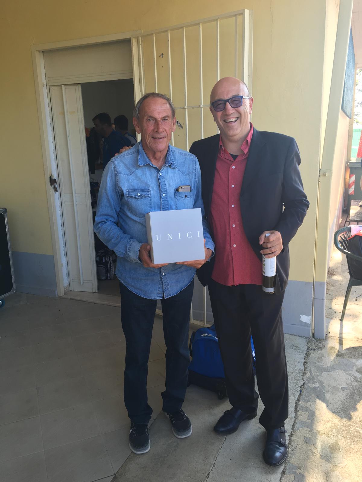 Zdenek Zeman con la confezione UNICI insieme a un dirigente del Fossacesia