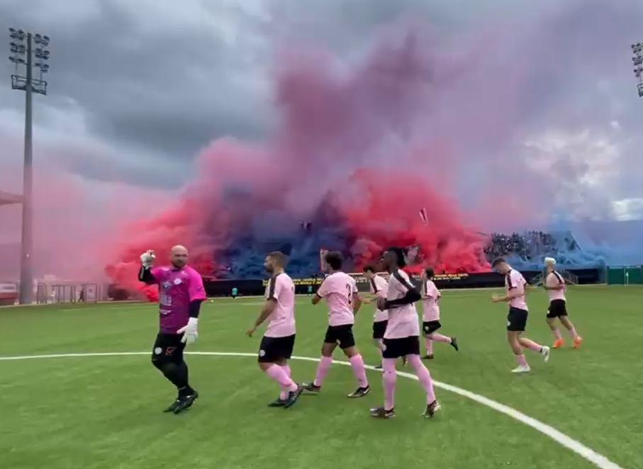 La squadra dell'Union Fossacesia in campo con i tifosi e il fumo colorato delle torce