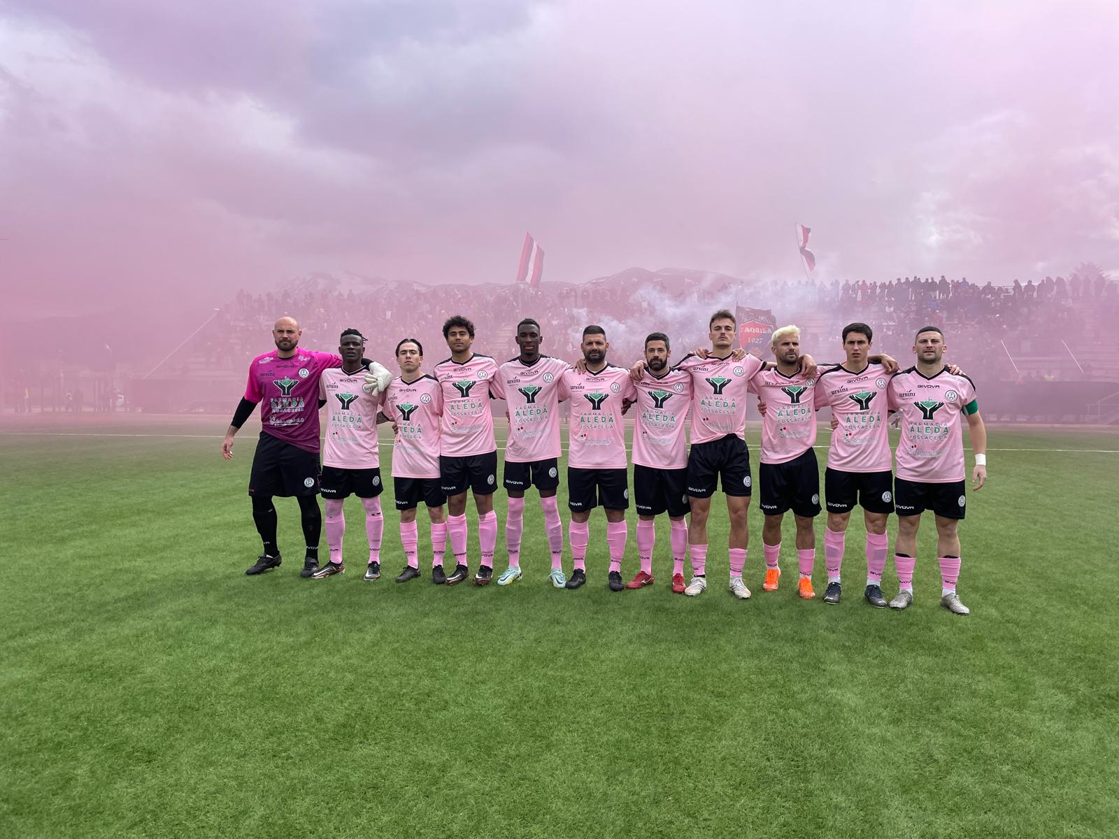La squadra dell'Union Fossacesia in posa con la Maglia Rosa davanti ai tifosi de L'Aquila