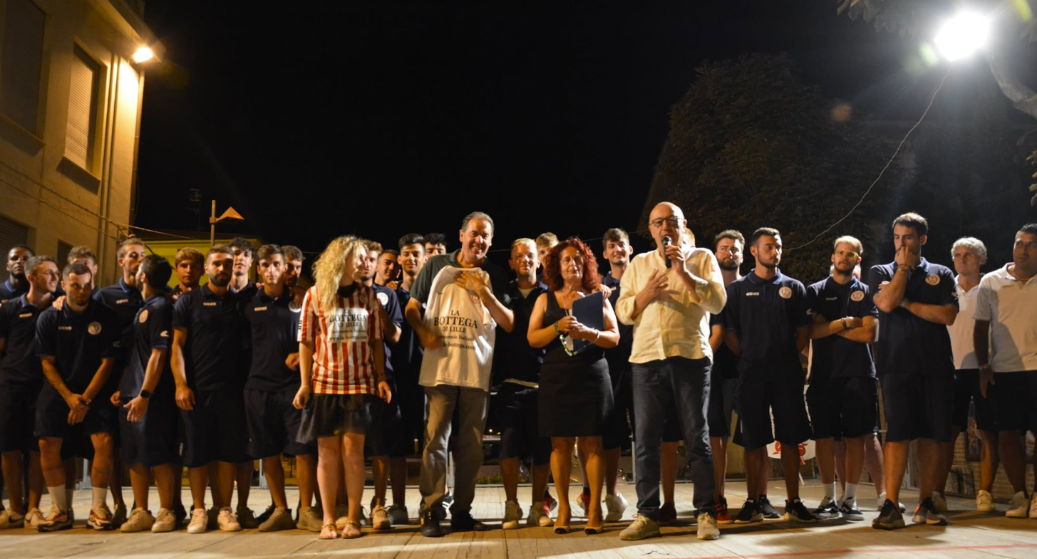 Presentazione della squadra dell'Union Fossacesia in piazza, con dirigenti e giocatori riuniti sotto i riflettori