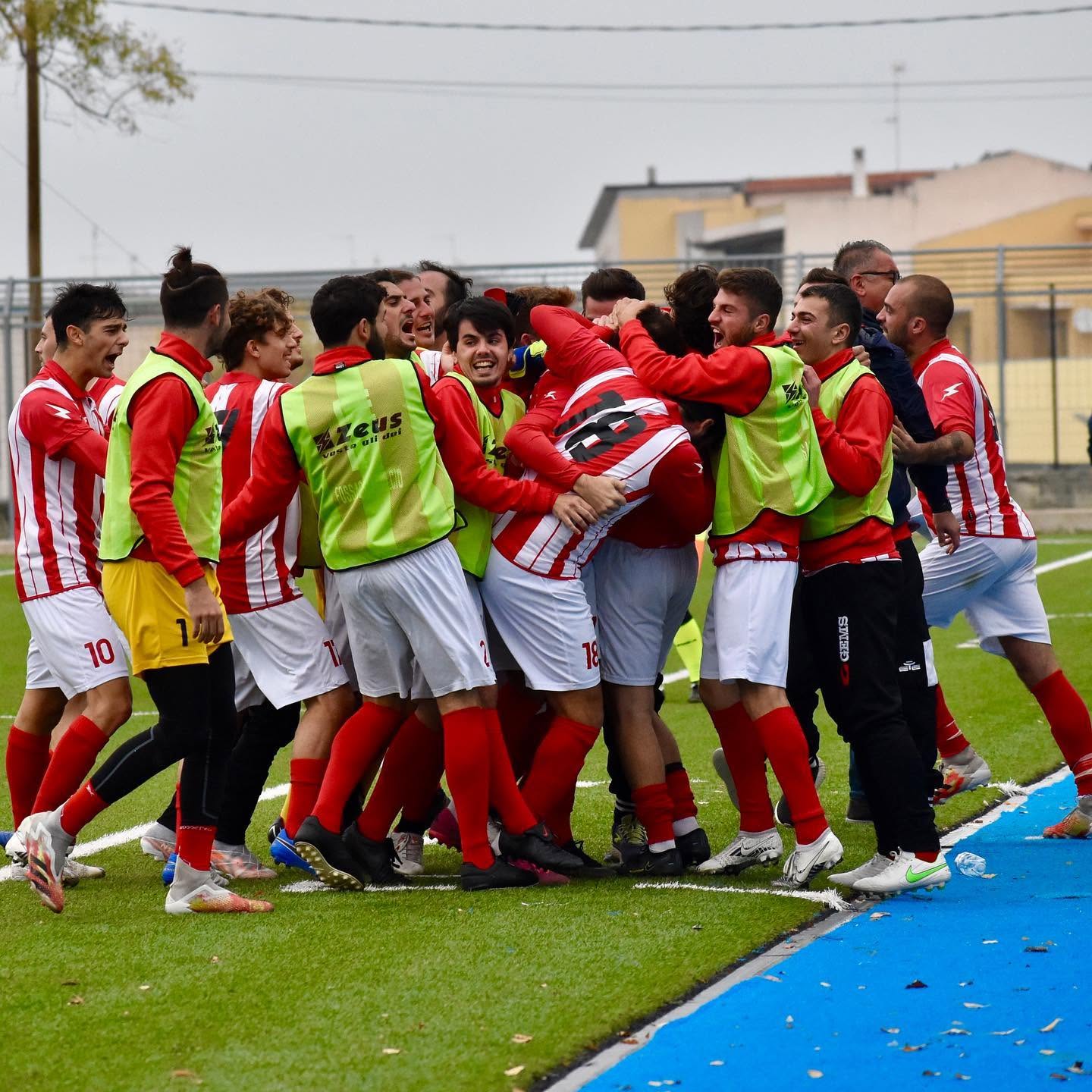 La squadra dell'Union Fossacesia esulta abbracciata in campo dopo una vittoria